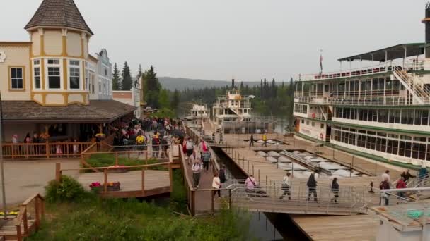 Drone Video People Boarding Riverboat Chena River Fairbanks Summer Day — Stok Video