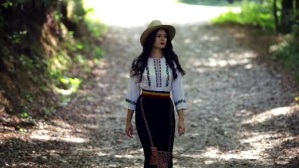 Rumen Kız Ormanda Yürüyor — Stok video