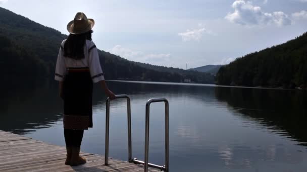 Rumuńska Dziewczyna Nad Jeziorem Ponton Valiug Rumunia — Wideo stockowe