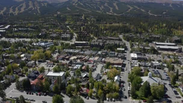 Vista Aérea Sobre Cidade Breckenridge Direção Montanhas Ensolarado Dia Outono — Vídeo de Stock