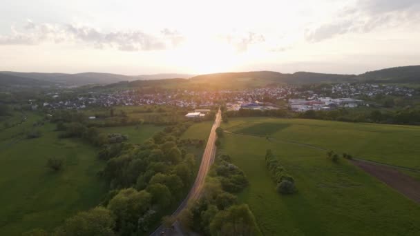 Tre Bilar Väg Mot Episk Solnedgång Den Tyska Landsbygden Uppstigning — Stockvideo