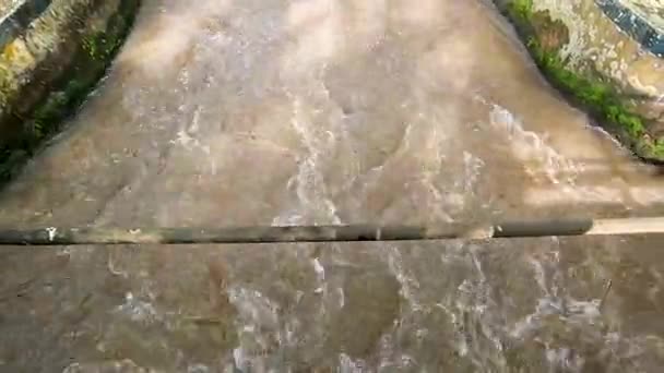 Vista Estática Del Agua Marrón Que Fluye Rápidamente Río Manggis — Vídeos de Stock