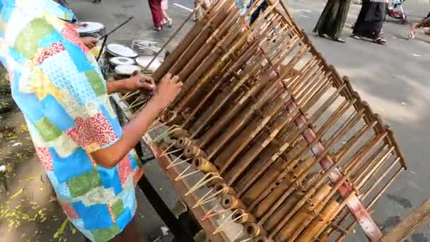 Μουσικός Παίζει Παραδοσιακό Ινδονησιακό Όργανο Angklung Δεν Πρόσωπο — Αρχείο Βίντεο