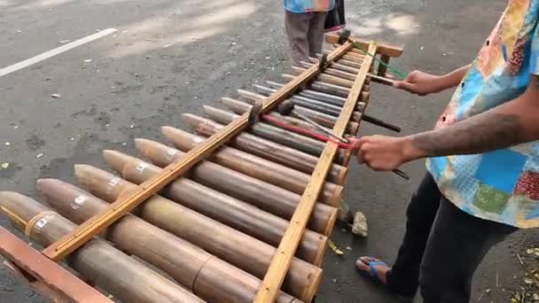 Mann Spielt Traditionelles Indonesisches Musikinstrument Kulintang Kein Gesicht — Stockvideo