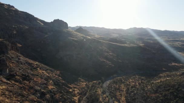 無人機が監視山の砂漠の峡谷を飛び越える — ストック動画