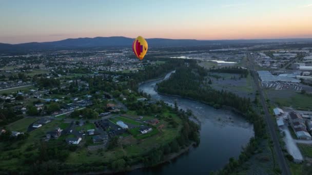 Weitschuss Über Den Spokane River Mit Einem Leuchtend Gelben Heißluftballon — Stockvideo
