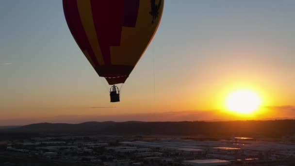 Tight Orbiting Shot Hot Air Balloon Golden Sunset Backdrop — Stockvideo