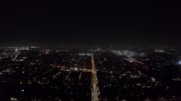Феєрверк Вибухає Вночі Через Міський Район Повітряний Безпілотник Фіксована Перспектива — стокове відео
