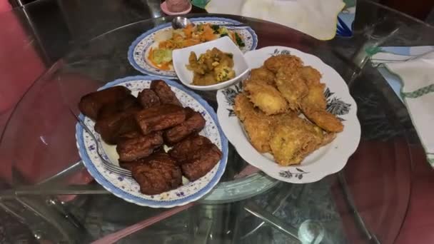 インドネシア料理のパンバセム豆腐 テンペ クルバン野菜 — ストック動画