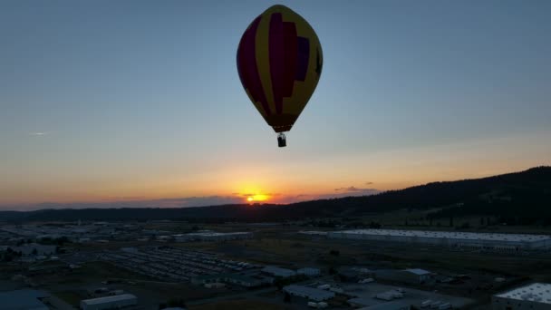 Disparo Medio Globo Aire Caliente Alto Cielo Atardecer — Vídeos de Stock