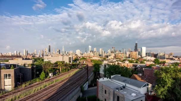 Ładne Chmury Przelatujące Nad Chicago Skyline Późnym Popołudniem Szeroki Widok — Wideo stockowe