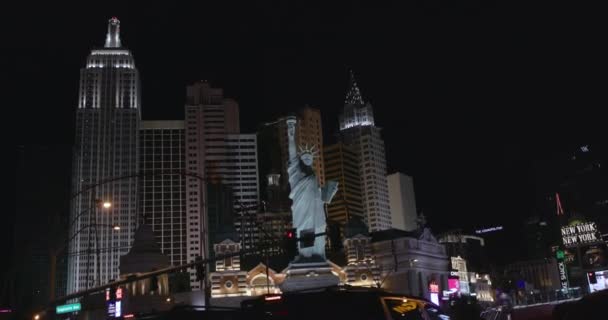 Downtown Las Vegas Strip New York Statue Liberty Casino Night — Stock Video