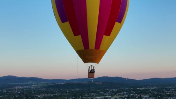 Strak Schot Van Een Hete Luchtballon Hoog Boven Rijzende Zon — Stockvideo