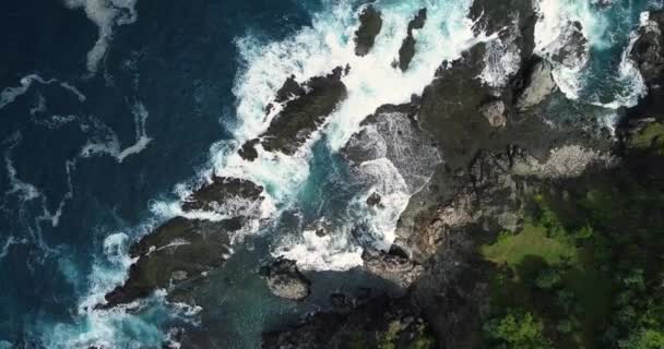 Top Drone Shot Waves Beating Rocky Shores Siung Beach Yogyakarta — Vídeo de Stock