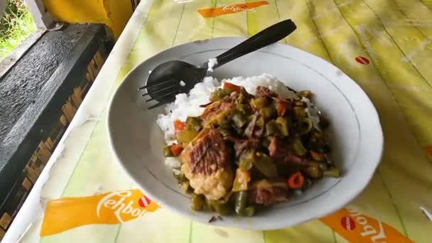 Портативная Сковорода Индонезийской Еды Зеленый Рис Чили Тарелке Столе — стоковое видео