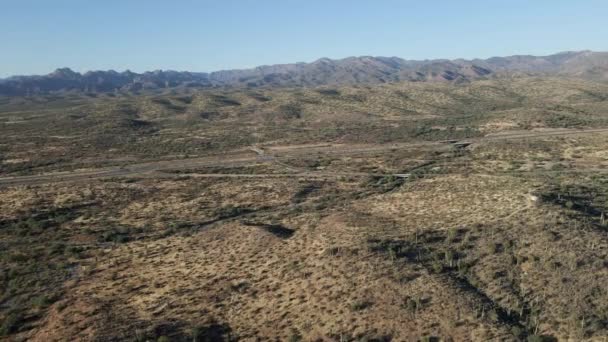 無人機が砂漠を飛び越えてアリゾナ高速道路に向かう — ストック動画