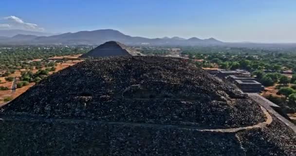 테오티와칸 멕시코 Aerial 피라미드 꼭대기와 가까이 날면서 웅장하고 경이로운 바인으로 — 비디오