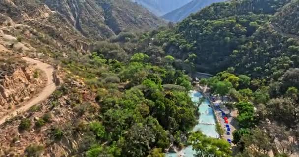 Tolantongo Mexico Aerial Nature Shot Low Level Flyover Φαράγγι Θερμές — Αρχείο Βίντεο