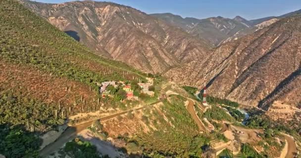 Tolantongo México Aerial Cinematic Flyover Canyon Capting Hillside Town Hot — Vídeo de stock