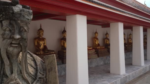 バンコクのワット フォー寺院における儒教像背景にある黄金の仏像 — ストック動画