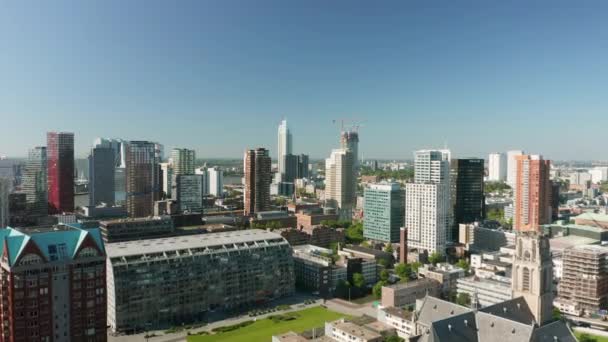 Bostadshusets Byggnad Och Den Näst Högsta Maastoren Byggnaden Rotterdam Nederländerna — Stockvideo