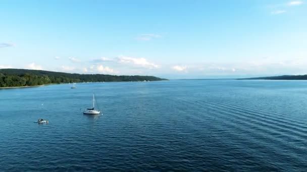 Drone Flies Lake Starnberg Aerial View Sailing Boat Beautiful Landscape — Vídeos de Stock