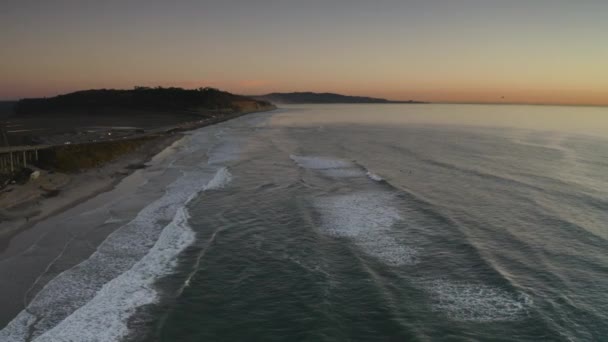 日落时圣地亚哥海滩宁静的海洋场景 空中无人机飞行 — 图库视频影像