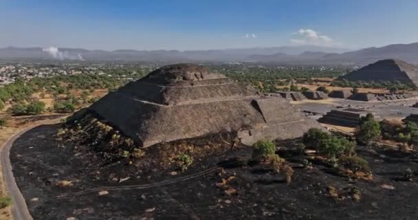 Teotihuacan Mexico Aerial Low Level Fly Pyramid Moon Capturing Avenue — Vídeo de Stock