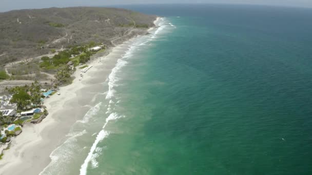 メキシコのハリスコ州プエルトバジャルタの熱帯休暇先のビーチショアライン — ストック動画