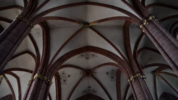 Belos Arcos Pedra Teto Uma Catedral Gótica Com Poucas Pessoas — Vídeo de Stock