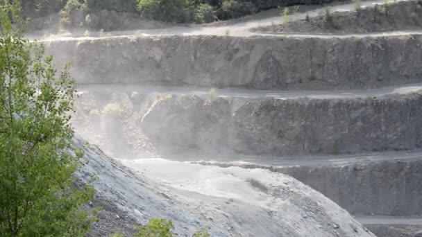 Polvere Galleggiante Dietro Betulle Una Gigantesca Cava Una Ventosa Giornata — Video Stock