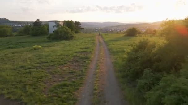 Osoba Siedząca Rowerze Przygodowym Końcu Żwirowej Ścieżki Aerial Szeroki Kąt — Wideo stockowe