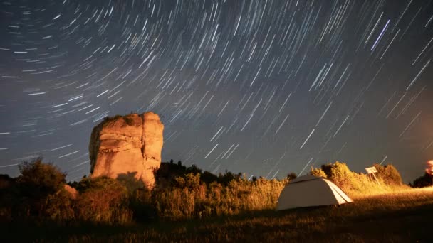 屋外キャンプから夜の空の星の動きの信じられないほどの時間の経過 — ストック動画