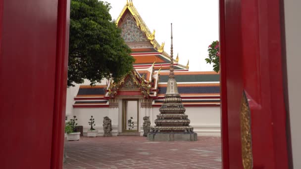 Vista Através Uma Das Portas Templo Wat Pho Banguecoque Tailândia — Vídeo de Stock