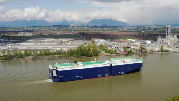 Roro Frachtschiff Auf Dem Weg Durch Fraser River Passiert Zementfabrik — Stockvideo