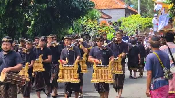 Остров Бали Индонезия Индуистская Ритуальная Церемония Процессия Барабанщиков Людей — стоковое видео