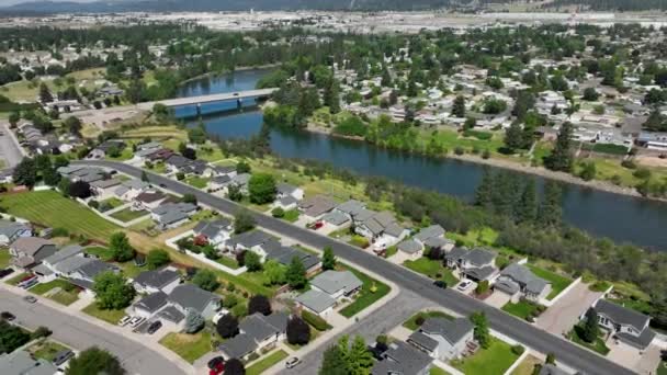 Wide Aerial Shot Pulling Away Spokane River Neighborhoods — Stockvideo