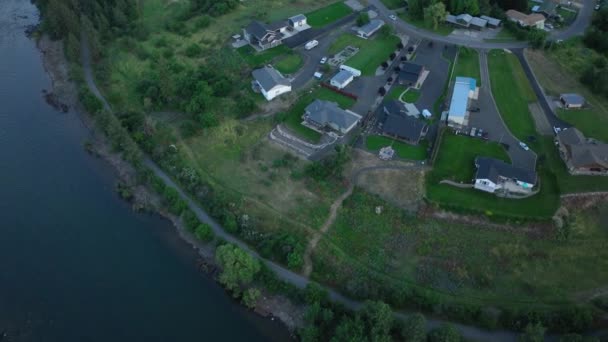 スポケーン川の上流階級の家の空中撮影のトップダウン — ストック動画