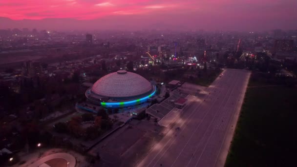 集中在智利圣地亚哥市中心的Movistar竞技场 在粉色日落的天空下 — 图库视频影像