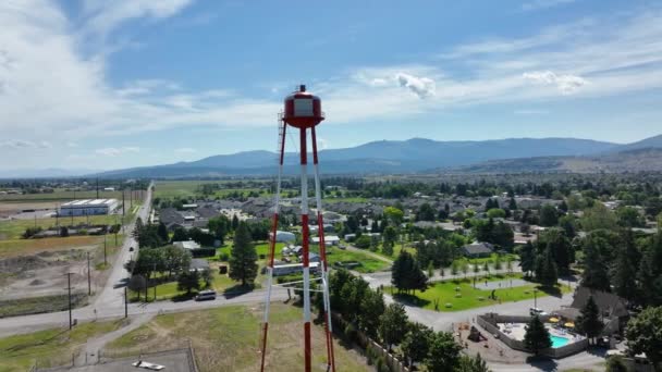 Water Tower Shot Neighborhood Setting Summer — Stock Video