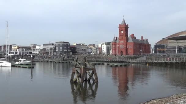 Panning Shot Mermaid Quay Showing Millennium Centre Pier Head Senedd — Vídeos de Stock