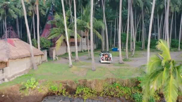 Pareja Viviendo Caravana Blanca Playa Isla Tropical Bali Aérea — Vídeos de Stock