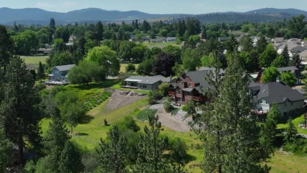 Tight Aerial Shot Million Dollar Mansions Spokane River — Stock videók