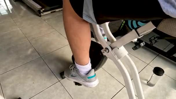 Nära Syn Ben Man Nike Skor Med Ergometercykel Gym — Stockvideo