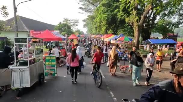 Lidé Pohybují Ulici Den Volna Magelang Indonésie — Stock video
