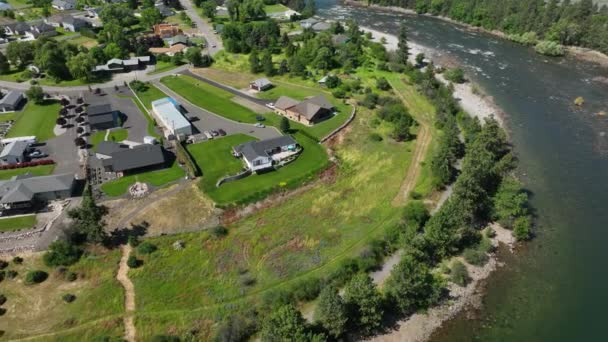 Wide Orbiting Aerial Shot Million Dollar Properties Bordering Spokane River – stockvideo