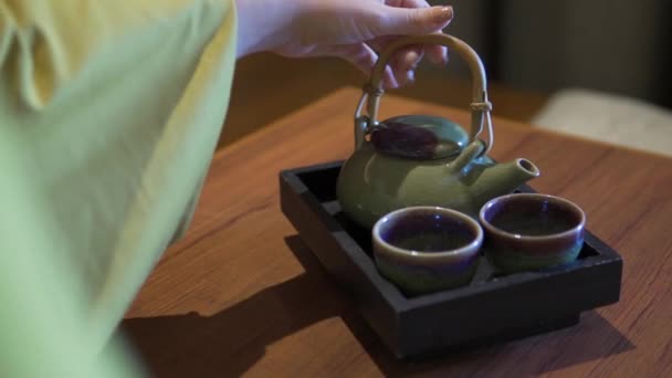 Side View Female Pouring Tea Cup Kettle Japanese Style Hotel — Stok video