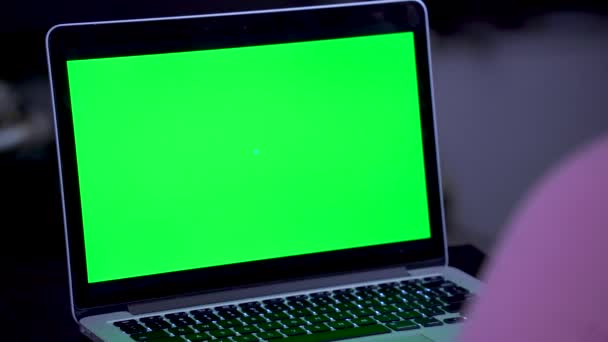 Close Green Screen Laptop Beautiful Latina Girl Laptop Remote Call — Stock video