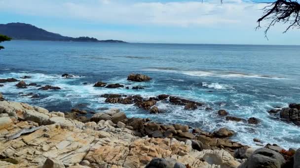 Spanish Bay Monetery California Блакитні Океанські Хвилі Вдаряють Каміння Пляжі — стокове відео