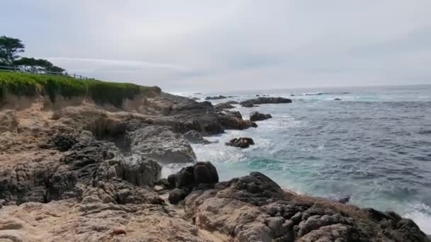 Blue Ocean Waves Hitting Rocks Granite Beach Mile Drive Spanish — ストック動画